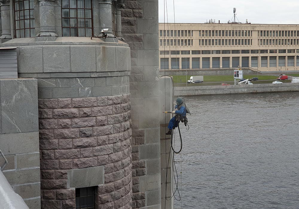 Высотные работы по абразивной очистке фасада из камня, кирпича и дерева