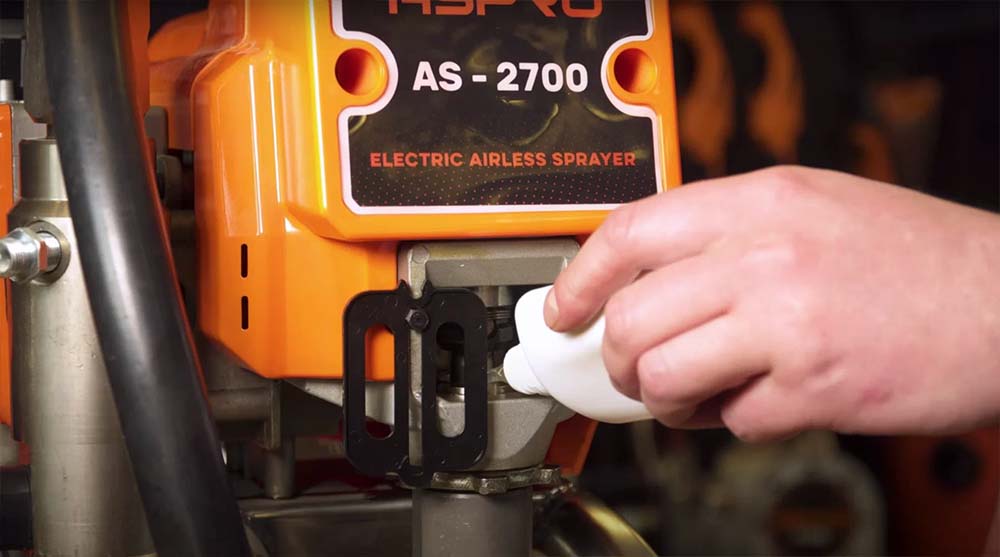 Добавляйте масло в поршневую группу согласно инструкции