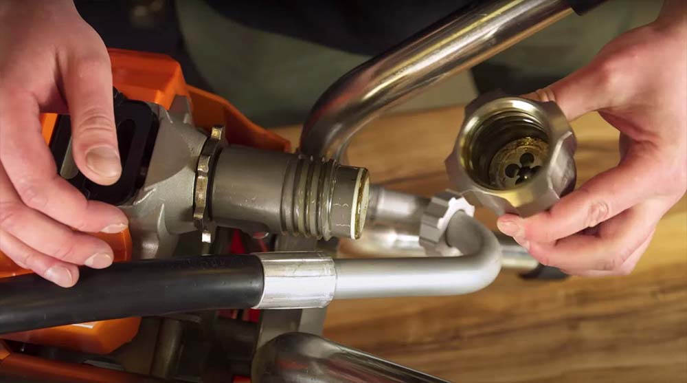 Качественно промывайте насосную часть аппарата и весь навесной по окончании работы